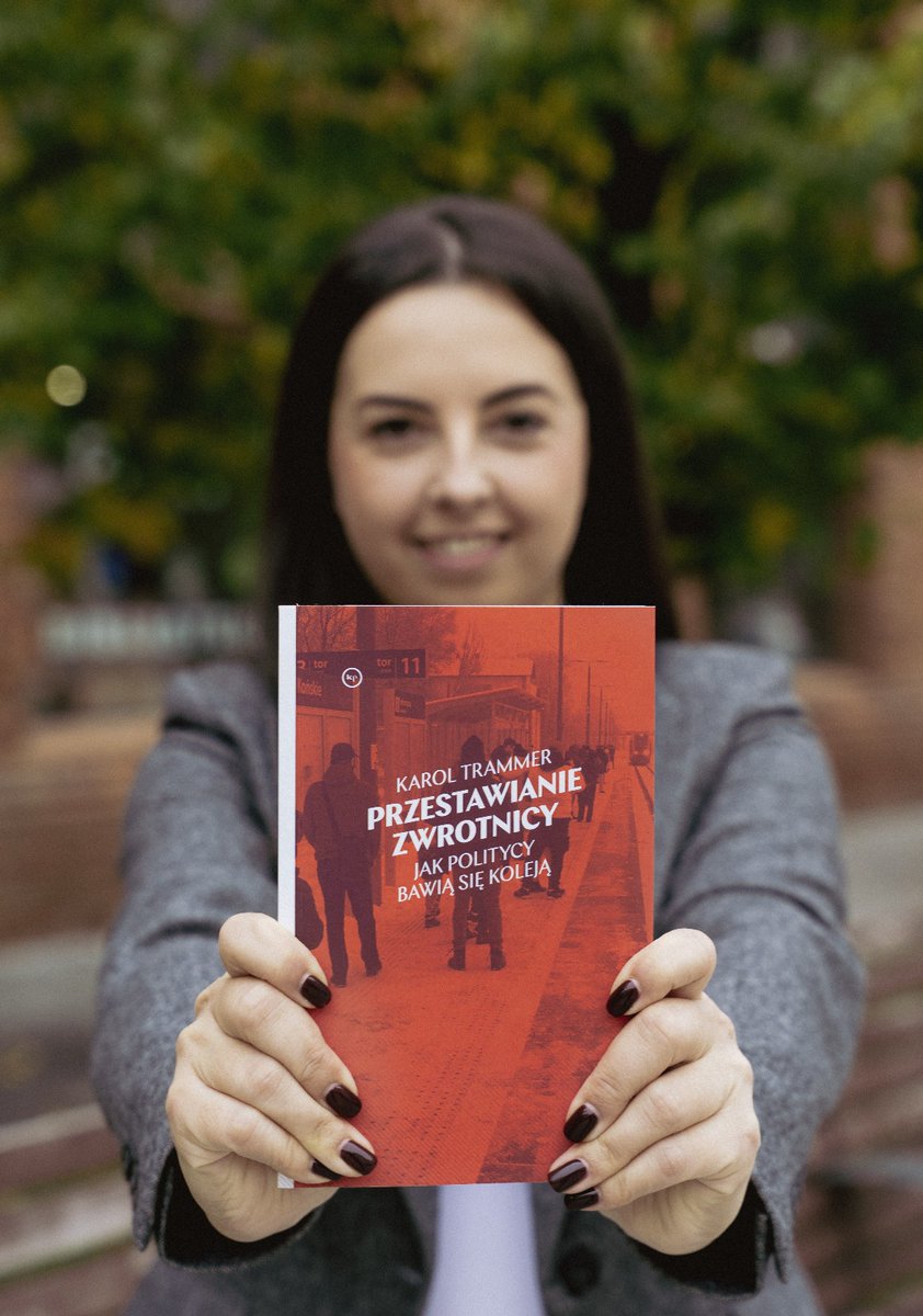 Kolej w Polsce to nie tylko infrastruktura – to system odzwierciedlający nasze społeczeństwo i politykę.

Karol Trammer w 📚„Przestawianie zwrotnicy” pokazuje, jak te dwie rzeczy są ze sobą nierozerwalnie związane.

To zdecydowanie jedna z najciekawszych książek tego roku 😊.