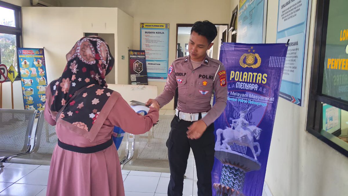satlantasklp's tweet photo. “Hadir Melayani Masyarakat”

Dalam rangka meningkatkan kualitas pelayanan publik, kami siap memberikan pelayanan terbaik kepada masyarakat melalui program “Polantas Menyapa” di Kantor BPKB Polres Kulonprogo. https://t.co/okIyB7TlLL