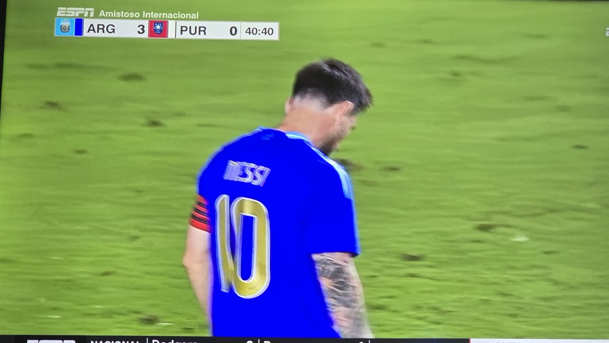 Crackbol10's tweet image. Casi golazo de Messi