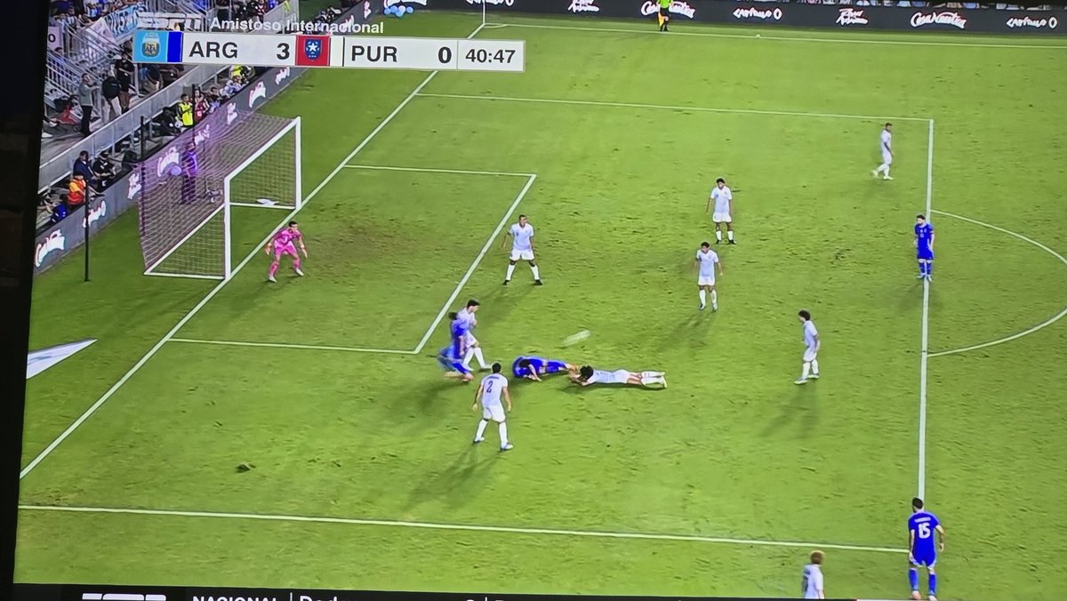 Crackbol10's tweet image. Casi golazo de Messi