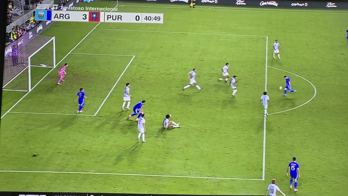 Crackbol10's tweet image. Casi golazo de Messi