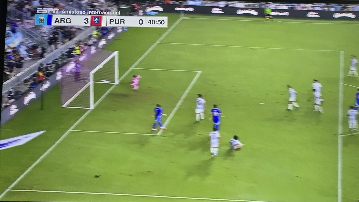 Crackbol10's tweet image. Casi golazo de Messi
