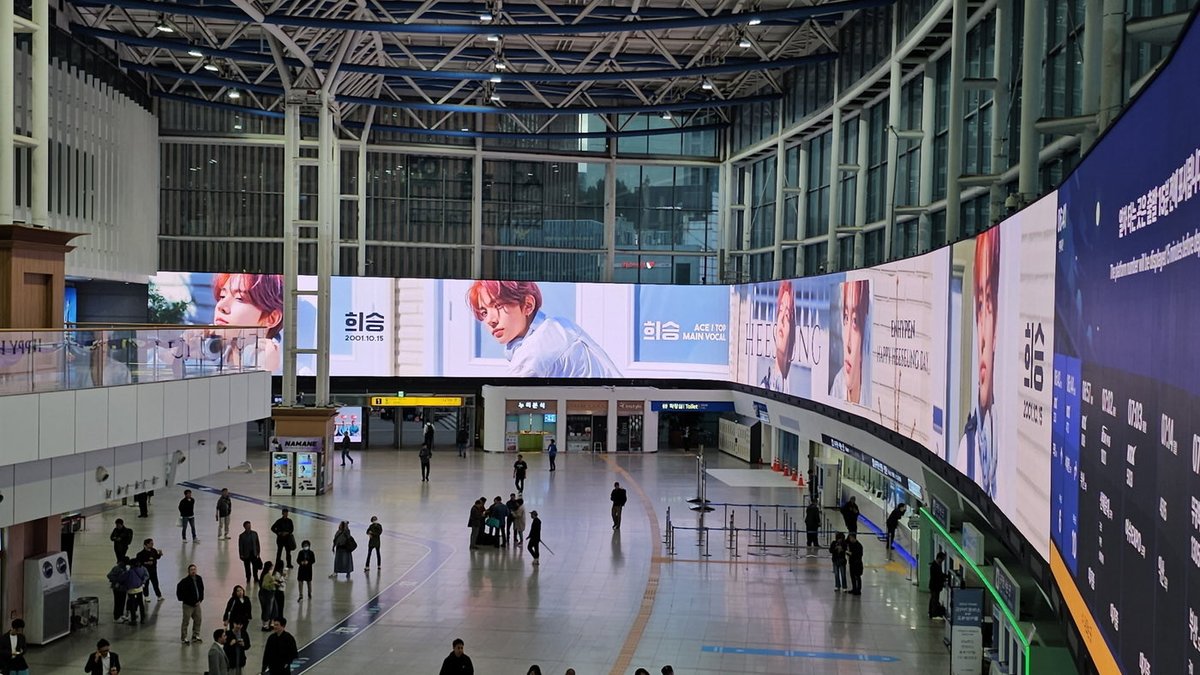 AsiaEnhypen's tweet image. ARTICLE | 251015

ENHYPEN’s Heeseung Birthday Ad Broadcast on 111m Panorama Screen at Seoul Station

A large-scale birthday celebration advertisement prepared by fans to honor ENHYPEN member Heeseung lit up Seoul Station. The ad began broadcasting at 4:30 a.m. on October 15 and…