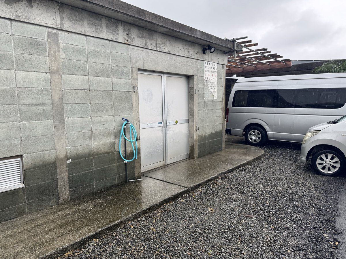 まだまだ断水が続きそうとの事なのでコンカラーのシャワー室と車が横付けできる水道、洗濯機を開放しています。個室シャワーが4部屋ございますのでご利用ください。温水出ます。水も車に積んだ樽で持って帰って下さい。　場所は居酒屋「通」さんの隣、風車が目印のコンクリートの建物です。
