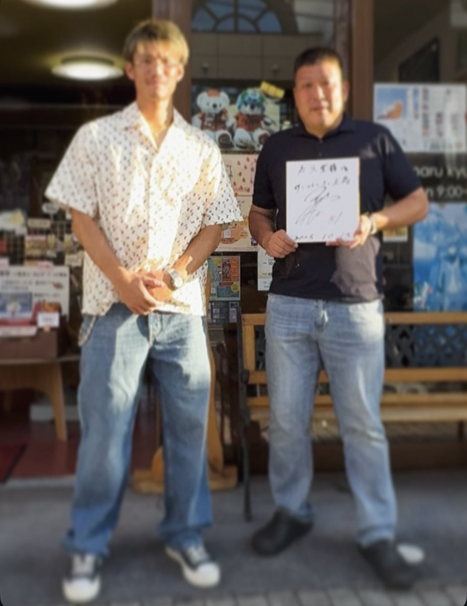 連休最終日
サンフレッチェ広島の加藤選手がご来店下さいました⚽️

沢山の尾道のお土産とともにサンフレッチェベアを🐻⚽️
テレビの横に飾るそうです😍

写真撮影にも応じていただきサインまで❗️忙しい中ありがとうございました😊