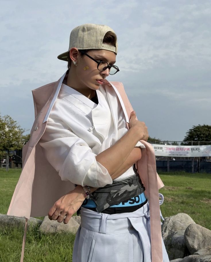 cortis_coers's tweet photo. Is this the right time to say James is probably the only idol I've seen wear his actual glasses in official content...
#CORTIS
#JAMES https://t.co/GFwPCLV5CF