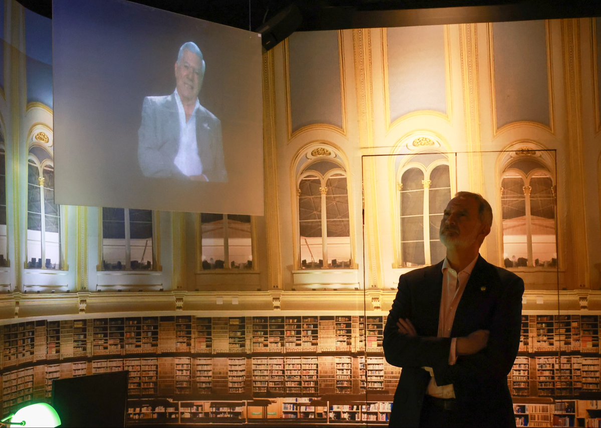 Recorrido del Rey por la Casa Museo Mario Vargas Llosa (Arequipa), que cuenta con videos interactivos, hologramas y objetos de la pertenencia del escritor con los que se repasa su vida y obra.

➡️casareal.es/ES/Actividades…