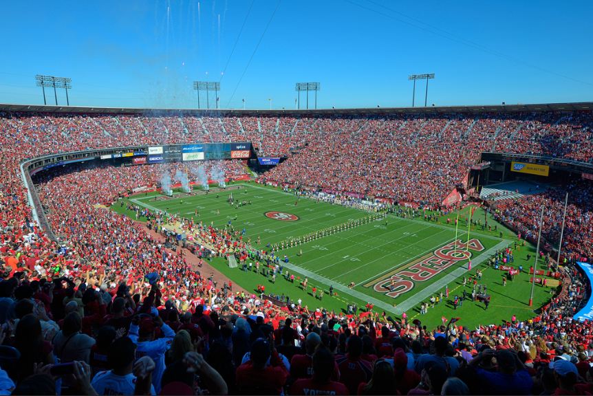 flatland_sports's tweet image. The NFL was objectively better when teams play in stadiums like these