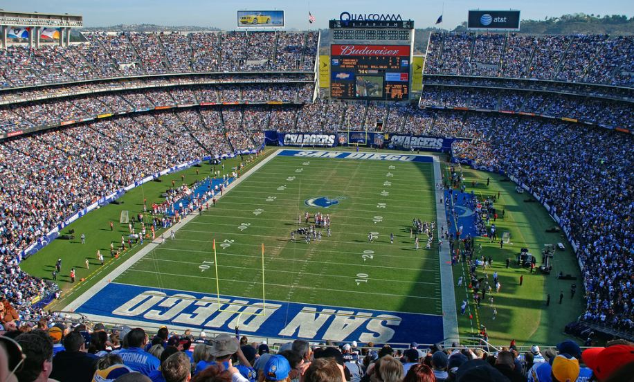 flatland_sports's tweet image. The NFL was objectively better when teams play in stadiums like these