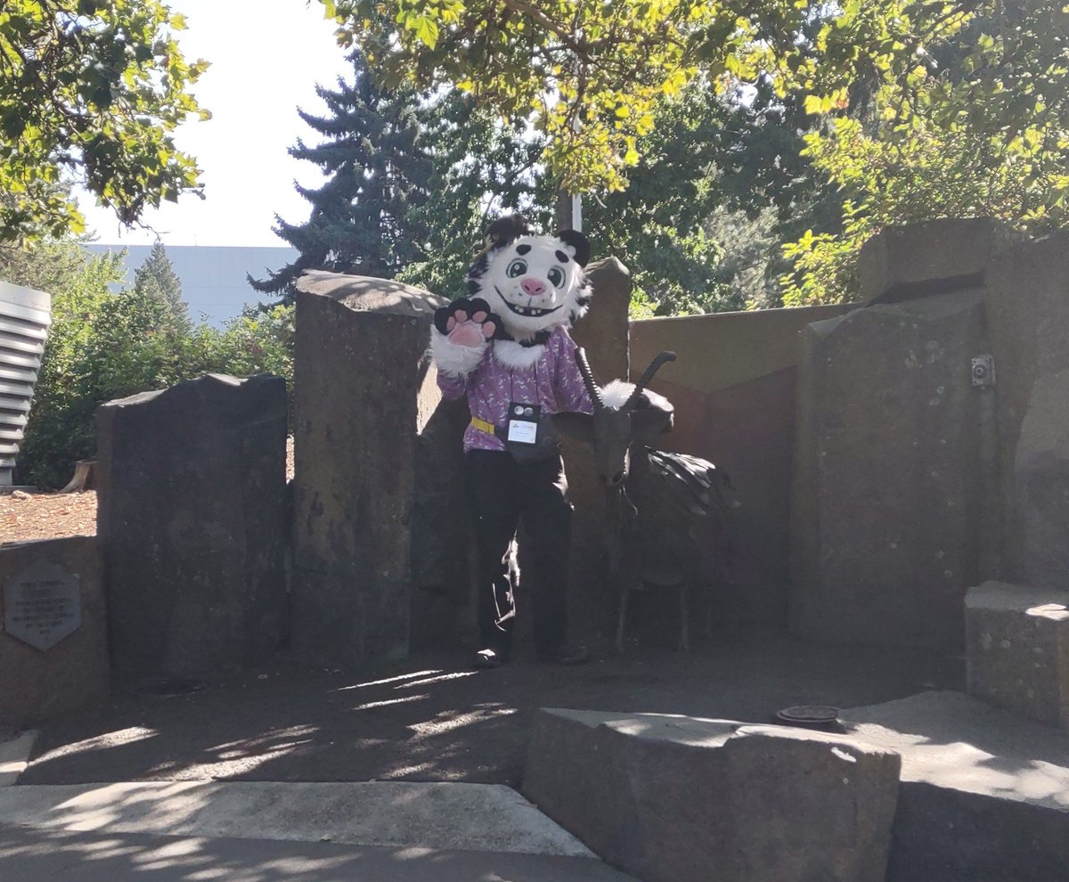 DatasBestFriend's tweet image. I got to meet the garbage goat of Spokane, WA again last month, this time as a tiger!
#fursuiting