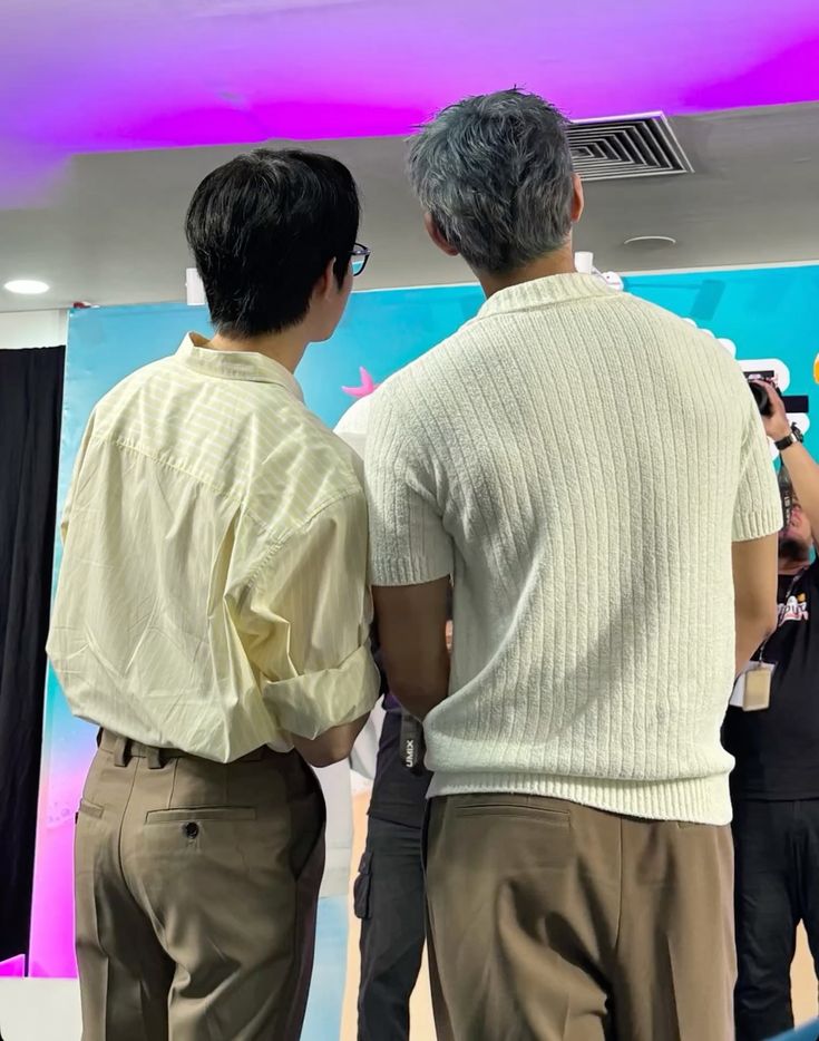 esecupsesc's tweet photo. Pues nada, decidimos aprovecharnos y dividirnos en parejas, obviamente yo me fui con mi novio hermoso @enbuscadesugar_ y ya pues cada quién se fue con su par y Dino se fue con sus papás (@woozinuniverse y @kwontigerlegend) https://t.co/ZZoZLfeeXK
