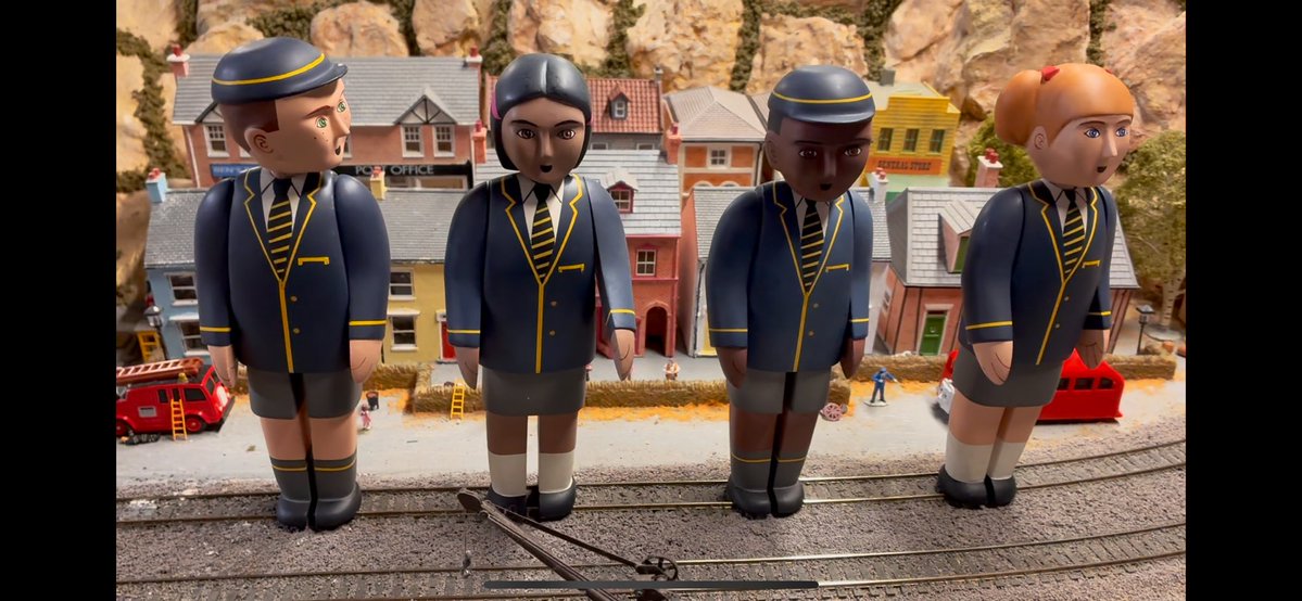 Happy Thomas Tuesday everyone! Back in May, I fortunately won two lots from the online Thomas prop auction, and they finally arrived last week! These lots consist of #12 Large Bertie the Bus with Seven Passengers and #86 Storyteller with School Students! (1/2) #thomastuesday