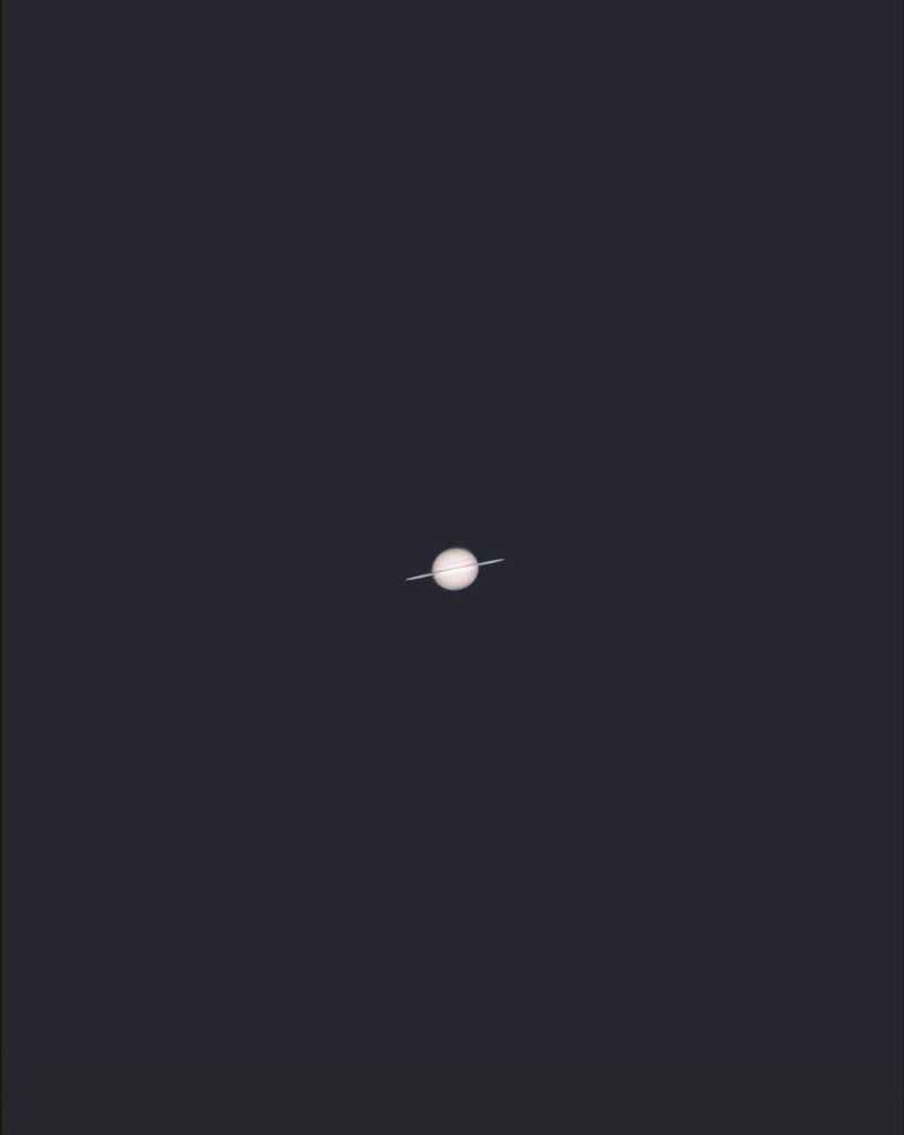 seba_sirius's tweet photo. Les dejo este Saturno tomado con el celular y el telescopio desde el planeta tierra a más de 1300 millones de kms de distancia! Disfrute al señor de los anillos https://t.co/lZ5bG9ZJZL