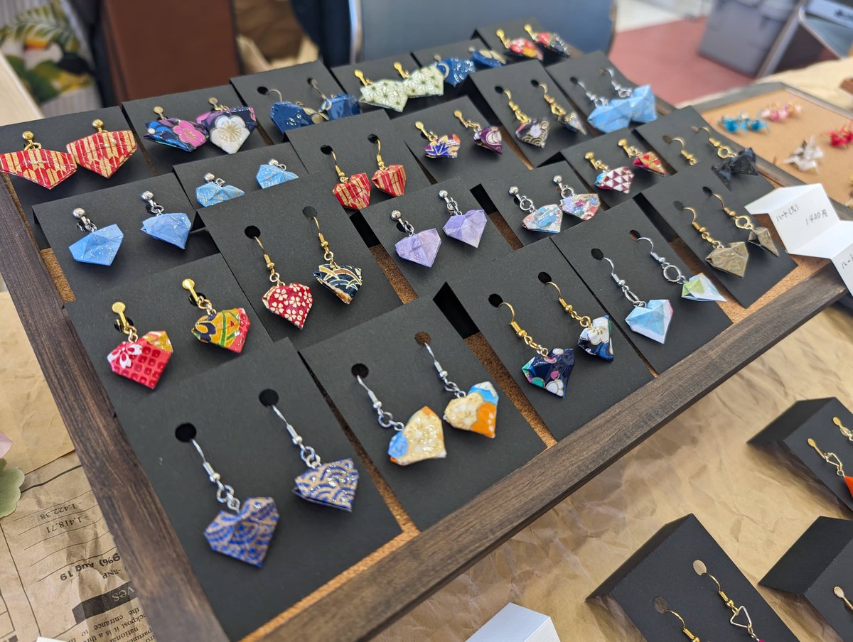 【出展者紹介11】Hi-ma's
＼えっ、紙でできてるの？！／ 折り紙から生まれた“紙製アクセサリー”✨ 紙だからこそできる繊細な形や、驚くデザインが勢ぞろい！ 推しカラーの新作も登場👀💎 ぜひブースで手に取ってご覧ください😊
#ながはまPCF #アクセサリー #折り紙