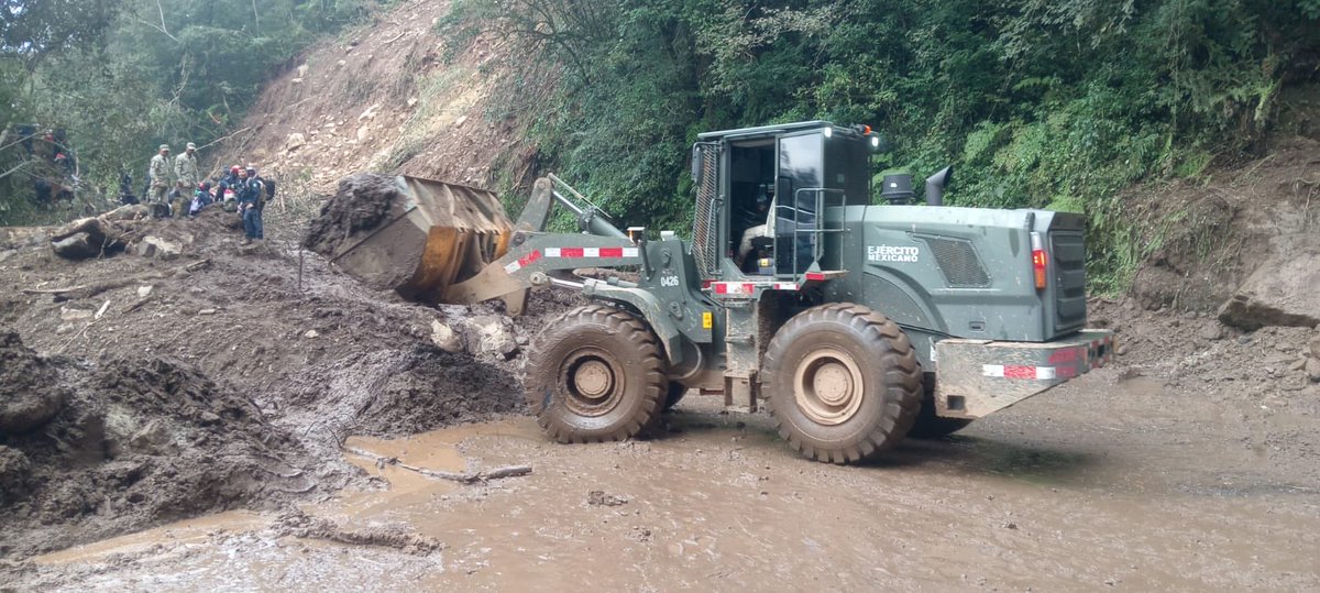 juliomenchaca_'s tweet image. Con cargadores frontales y retroexcavadoras, junto a elementos del Ejército Mexicano y de @SIPDUS, continuamos con los trabajos de remoción de escombro por deslaves en la carretera estatal Metepec–Tenango–San Bartolo.
#HidalgoUnido
#PrimeroElPueblo