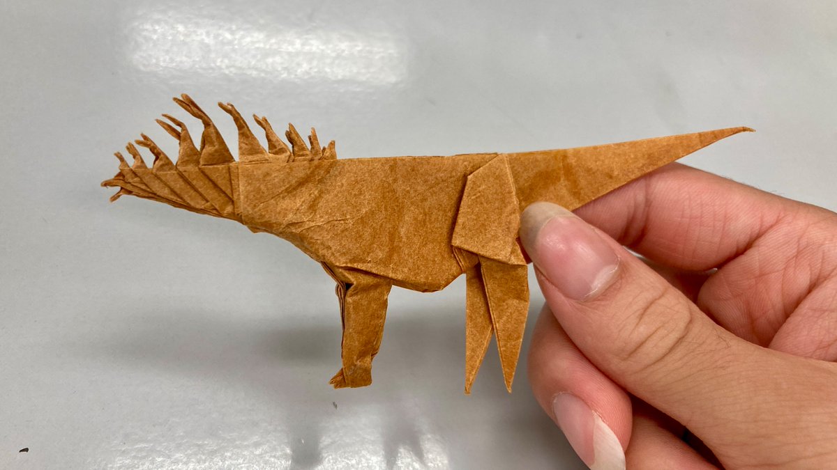 一年くらい前に無くした、例によって展開図だけ折った折り紙が出てきた
前々回のJTOUの展示にあったバジャダサウルス
カラペ30cmなのにバカ分厚い、普通に折り直すか...？
