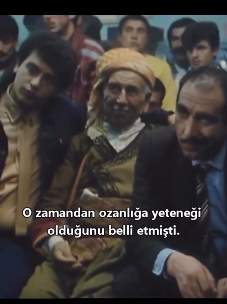 Karsta eski türk geleneklerinin tanıtıldığı bir belgesel kesitinde aşık atan ozanları izlemeye gelen Xalo: