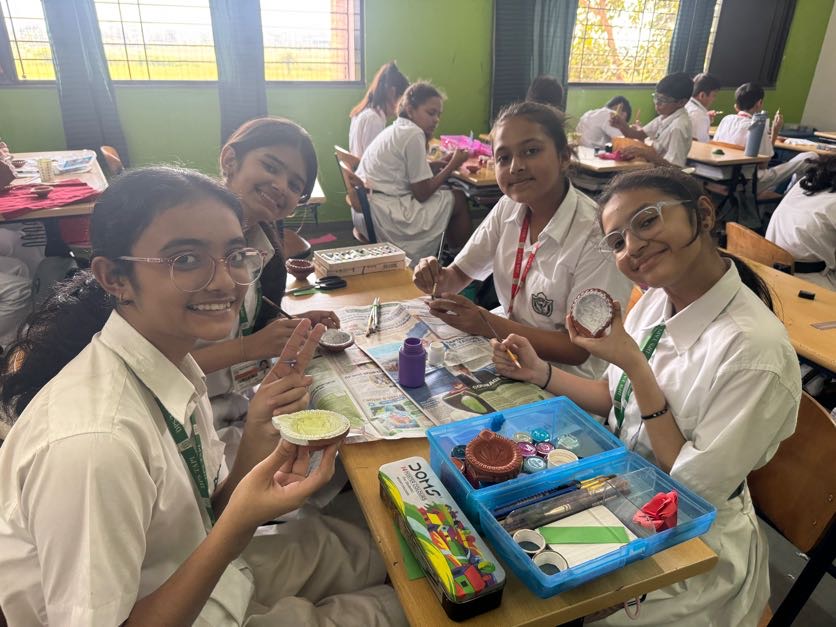 DPSTapi's tweet image. o celebrate the spirit of Diwali, “Radiant Creations – A Festive Craft Fiesta” was organised for Classes VI, VII, and XII. The event encouraged creativity, teamwork and appreciation for Indian traditions.