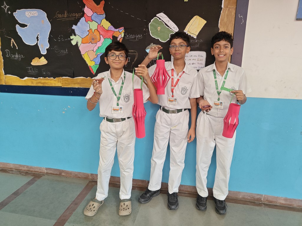 DPSTapi's tweet image. o celebrate the spirit of Diwali, “Radiant Creations – A Festive Craft Fiesta” was organised for Classes VI, VII, and XII. The event encouraged creativity, teamwork and appreciation for Indian traditions.