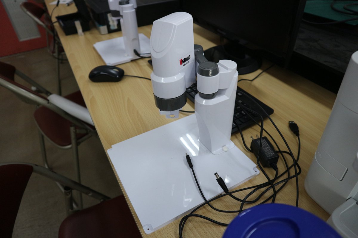 kcct_robo's tweet photo. 新学科8人目の先生、東先生は産業用ロボットや加工機の自動化、知能化を研究されています。
研究室には自動化を進めている様々な機材が置かれています。
新学科では、ロボットのハードを作るのに必要な知識を教えてくださる予定です。
#神戸高専 #知能ロボット工学科 https://t.co/RZIMPrxxvb