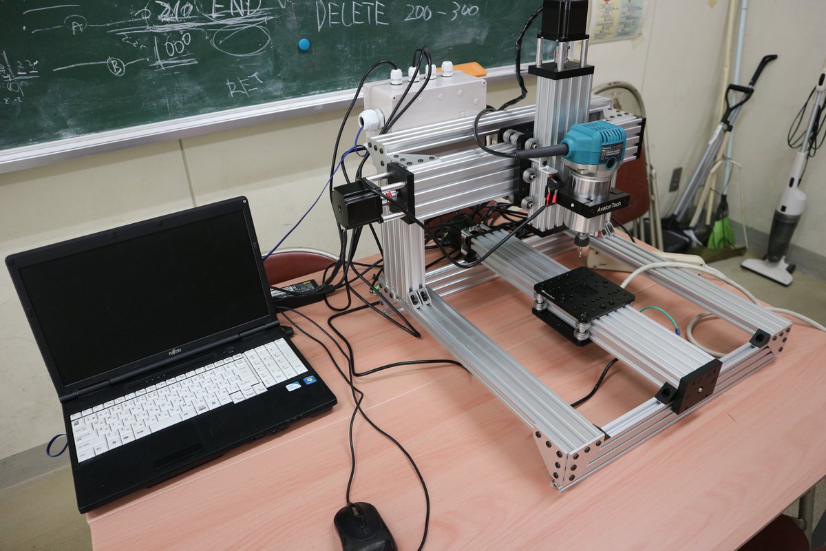 kcct_robo's tweet photo. 新学科8人目の先生、東先生は産業用ロボットや加工機の自動化、知能化を研究されています。
研究室には自動化を進めている様々な機材が置かれています。
新学科では、ロボットのハードを作るのに必要な知識を教えてくださる予定です。
#神戸高専 #知能ロボット工学科 https://t.co/RZIMPrxxvb