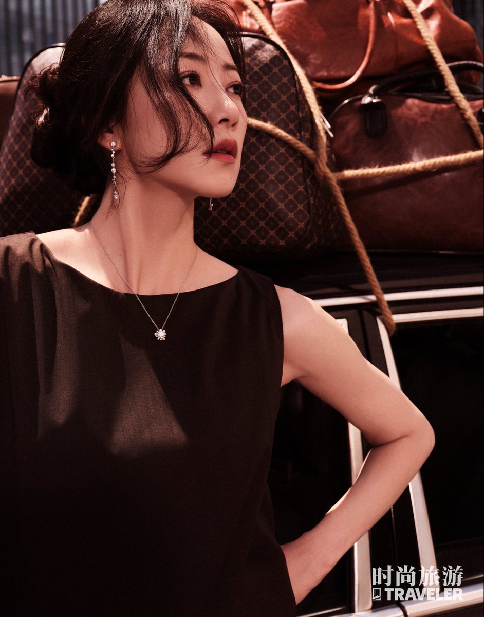 dramapotatoe's tweet photo. #HanXue takes the cover of Traveler Magazine
Full spread - https://t.co/LAF2gsC9Ie https://t.co/K1X9odgwXW