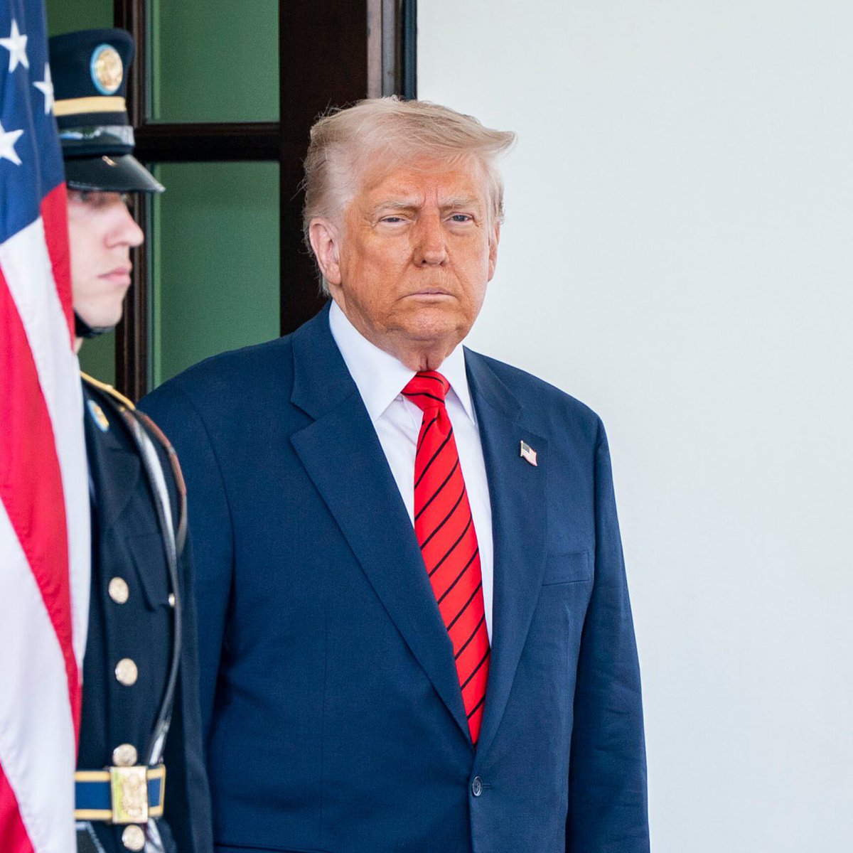 PapiTrumpo123's tweet image. He just ended a generational war today.
He just made sure 20 hostages have been released
He brought smiles to the families of people who were hostages
To appreciate him just reply with
“Thank you POTUS”
He will be happy once he sees your appreciations follow @PapiTrumpo123