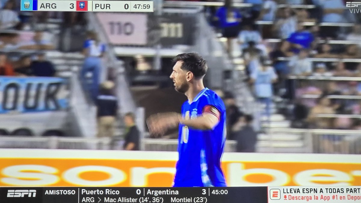 Crackbol10's tweet image. Casi gol de Messi y el arquero ataja por primera vez