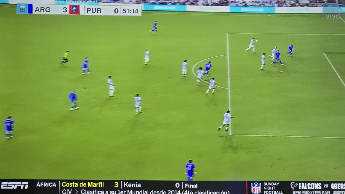 Crackbol10's tweet image. Casi gol de Messi y el arquero ataja por primera vez