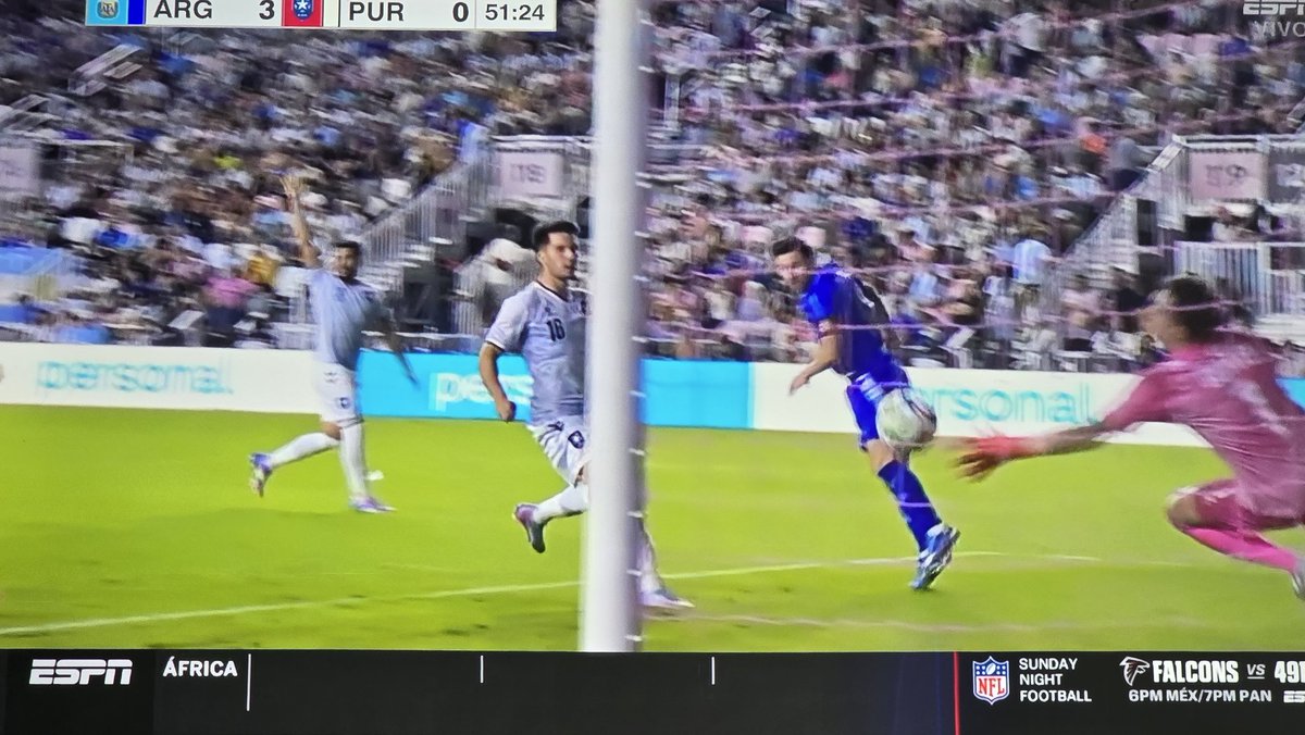 Crackbol10's tweet image. Casi gol de Messi y el arquero ataja por primera vez