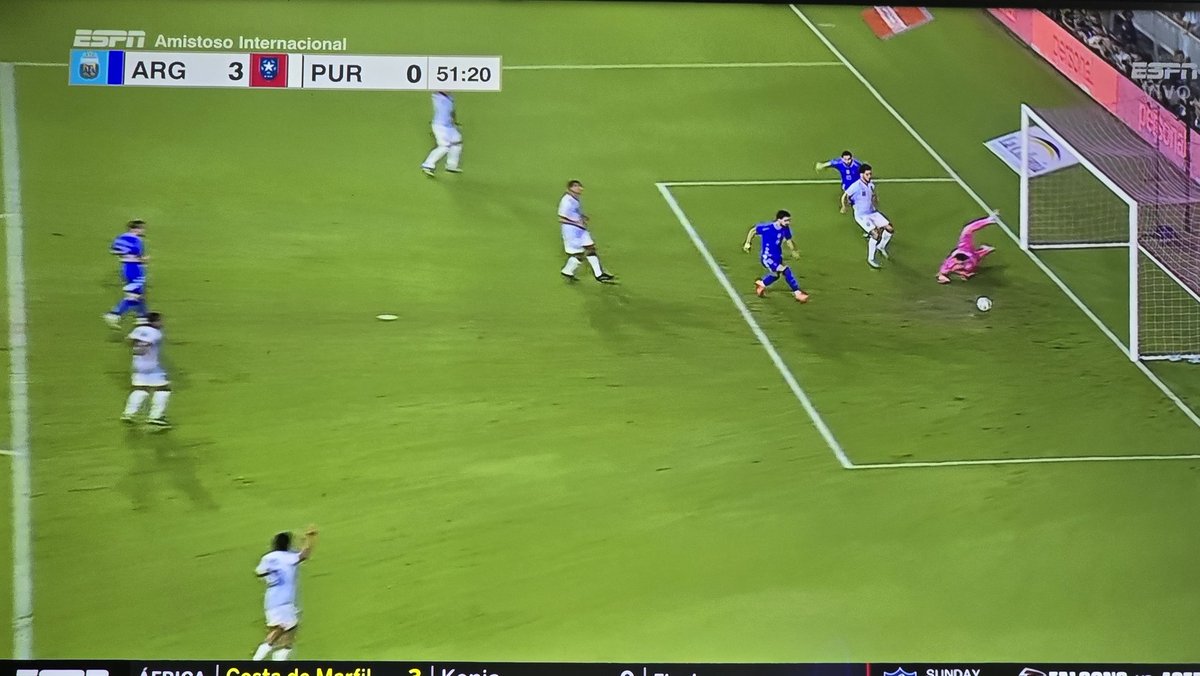 Crackbol10's tweet image. Casi gol de Messi y el arquero ataja por primera vez