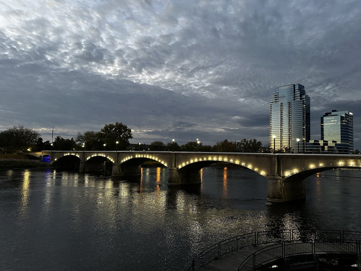 Lil_Larso's tweet image. Beautiful evening in downtown #grandrapids. #goodnight @DevonESawa &amp;amp; @joshgroban