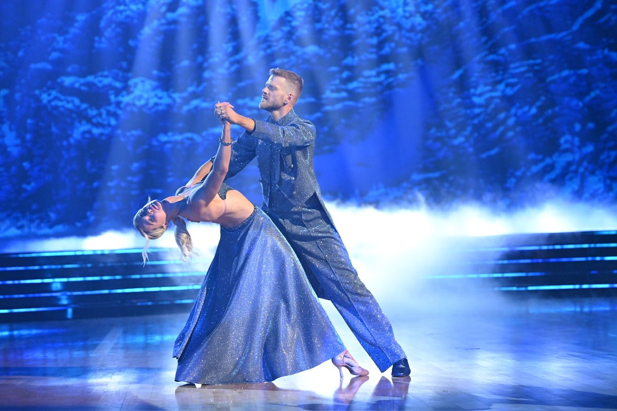officialdwts's tweet image. Step by step and right in time, Scott Hoying and Rylee Arnold’s graceful Foxtrot found its way to the #DWTS ballroom and our hearts. 👣 #DedicationNight