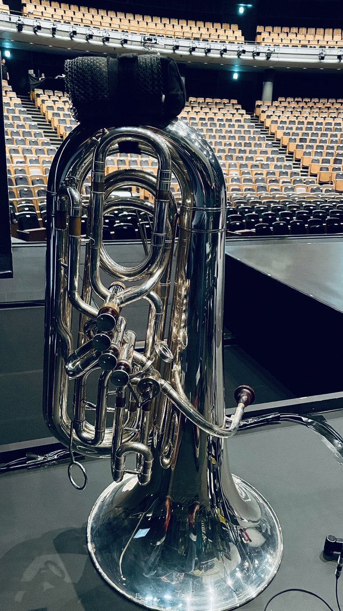 舞台『チ。』
私たちのために阿部海太郎さんが書き下ろしてくれた
美しい音楽を毎日演奏しています。

俳優、ダンサー、照明・音響・舞台の職人たちが
日々、信じられないような瞬間を生み出しています。

<a href="/Music4Isolation/">Music For Isolation</a> にとって、
この上なく贅沢で幸せな日々です。

#舞台チ球の運動について