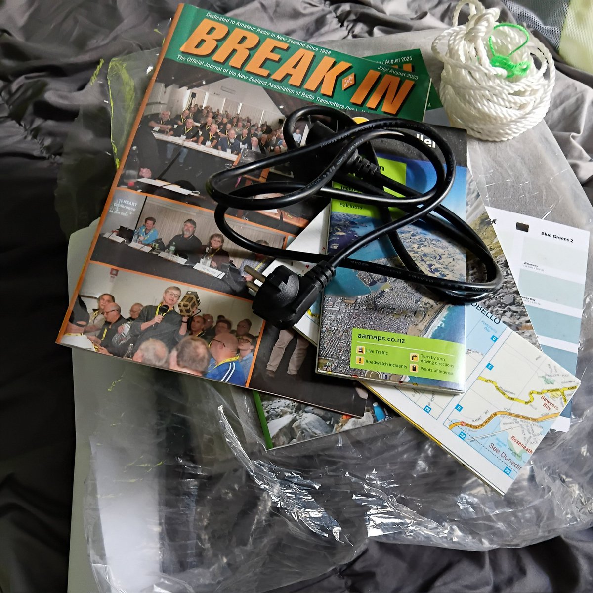 KiwiBiohacker's tweet image. October 15: For today's #minimalistgame, it's a random assortment of stuff I don't need or use.
Old maps, magazines, cable...all the stuff that hangs around as clutter.
All gone.
#declutter #simplify