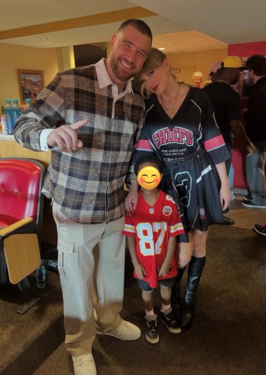 Taylor Swift e Travis Kelce no último jogo do Chiefs❤️