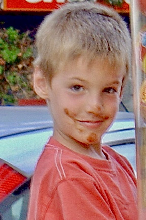 (…) 🌪️🌪️🌪️⚡️⚡️⚡️
BARRABOM!  
NO, LLETJA, AQUEST NO ÉS EL NEN JESÚS! MAMA, A QUE NO? 
I la Berta 
QUE SÍ QUE ÉS JESÚS, “TONTO”! 
MAMA, DIGA-LI A QUE SÍ QUE HO ÉS!
Tinc el cap a punt de fer un pet com un aglà, que no sé com respondre per no fer plorar el petit i no decebre la