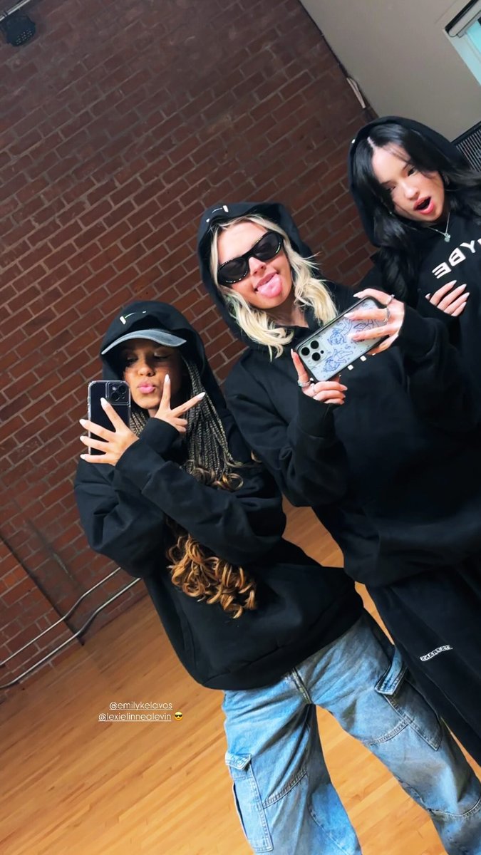 ssosmiles's tweet image. Updates today - Emily at Chappell Roan&apos;s concert with Katseye&apos;s Megan and at HxG studio with Samara and Lexie.

Even before, I love how Emily Kelavos has so many contents and she&apos;s everywhere 😂 I can&apos;t wait to see more official contents when she debuts ✨

#PRELUDE_THEFINALPIECE