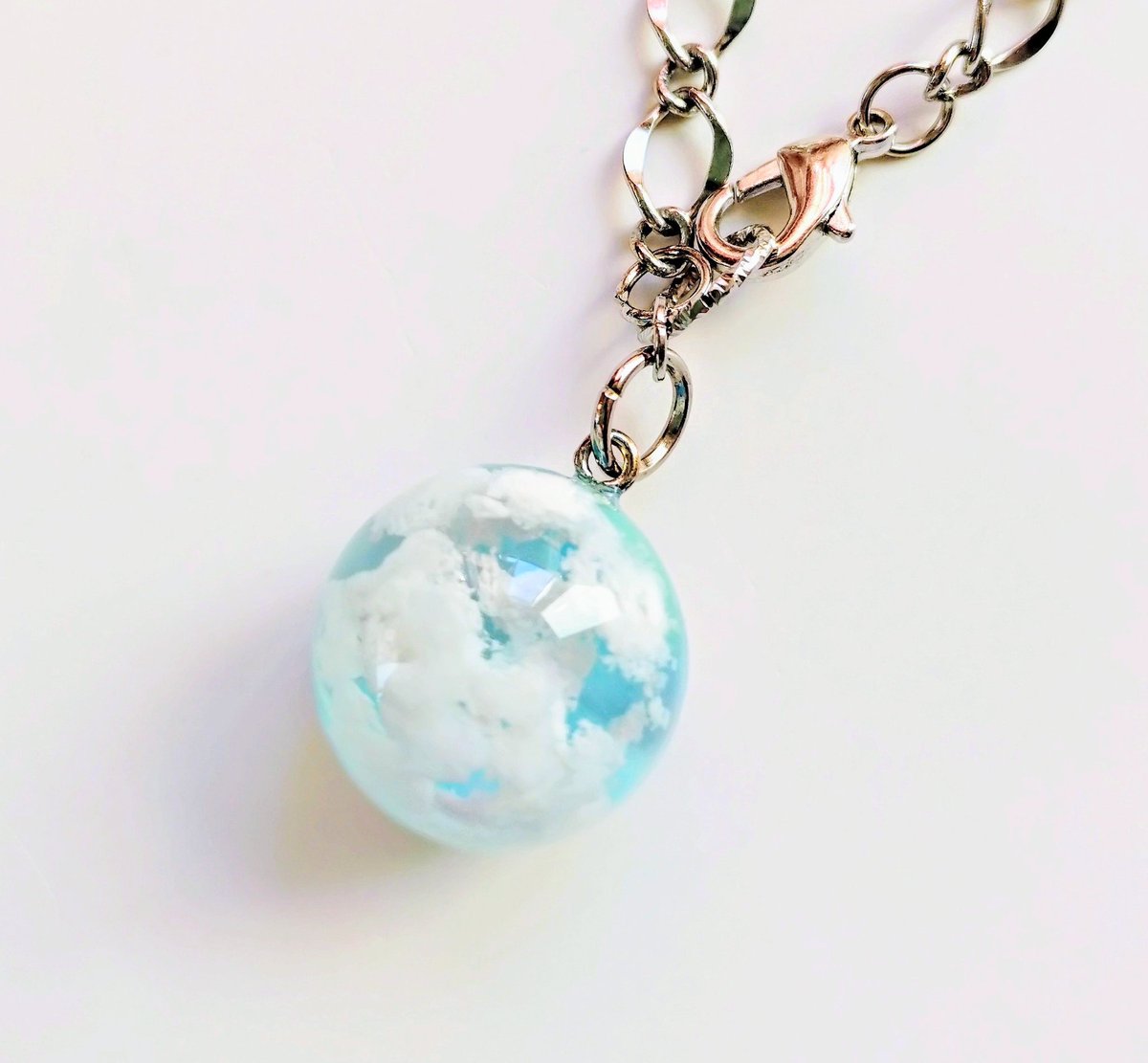 おはようございます✨
いつもありがとうございます(⋆ᴗ͈ˬᴗ͈)”
たくさんのお気に入り登録、フォロー、レビューもありがとうございました🌼*･
本日も素敵なご縁がありますように🍀

🐱Minne🐱
minne.com/@lonkun

 #ハンドメイドアクセサリー
 #レジンアクセサリー
 #空玉
 #空
 #こまりっこ