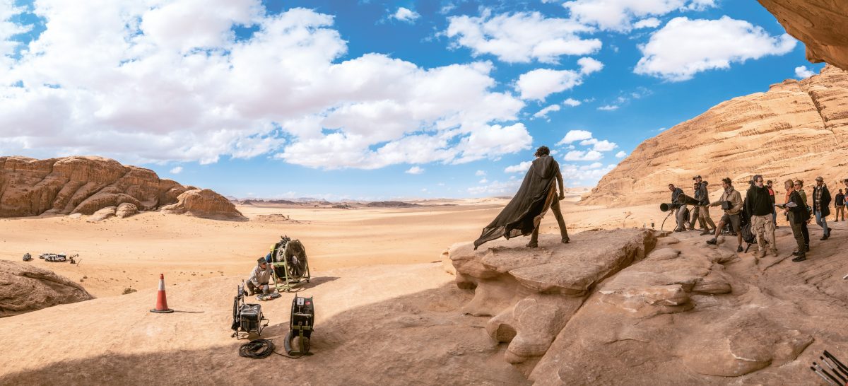 dunabrasil's tweet image. Fotos nunca antes vistas do conjunto #DunePartTwo são reveladas num novo livro de 240 páginas de imagens tiradas pelo fotógrafo Niko Tavernise. De #TimotheeChalamet a #Zendaya e muito mais, veja o elenco de Denis Villeneuve #Dune como nunca antes.
#duna #duna2 #dunaparte2