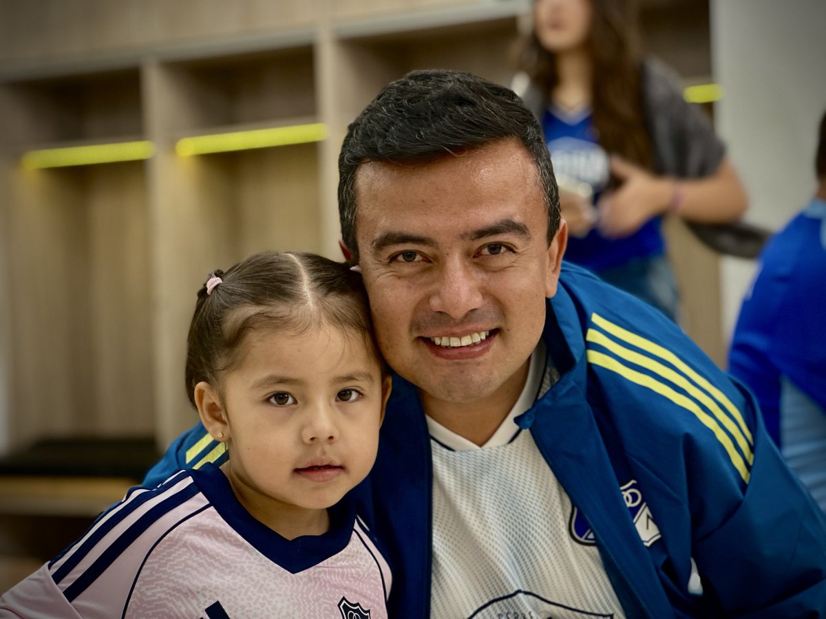 SenciaBogota's tweet photo. ⚽ En el Estadio de Bogotá recibimos a la @BARRAEMBAJADOR en un recorrido lleno de historia, pasión y orgullo azul.
Una visita que recordó lo que significa vivir el fútbol en familia y celebrar el amor por el equipo con respeto y alegría. ✨

Estas experiencias nos unen a todos alrededor del deporte.
#NosVemosEnElEstadio 🏟️