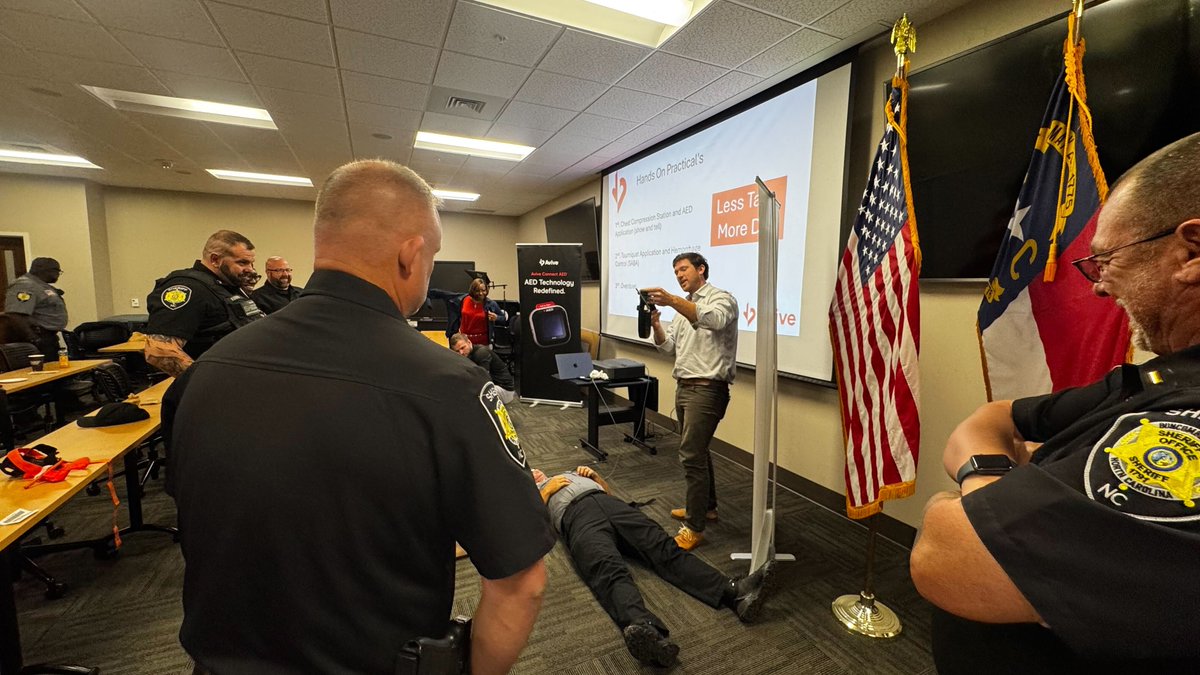 AviveSolutions's tweet image. Avive hosted a Tactical Medical Activation in Asheville, NC, uniting 4 law enforcement agencies for training led by Dr. Stephen Powell. The course emphasized high-quality CPR, AED integration, and tactical care to improve first responder effectiveness. avive.life/law-enforcement