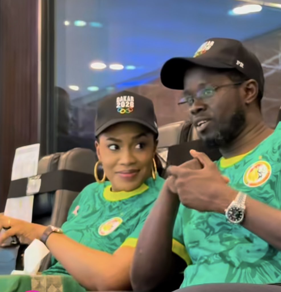 Première Dame :

"Félicitations, c’est une grande victoire pour notre nation ! Nos joueurs ont fait honneur à notre pays !"

Réponse du Président :

"Oui, c’est une victoire collective. Je suis tellement fier de nos joueurs et de tout le soutien du peuple sénégalais."

🇸🇳🇸🇳🇸🇳🇸🇳