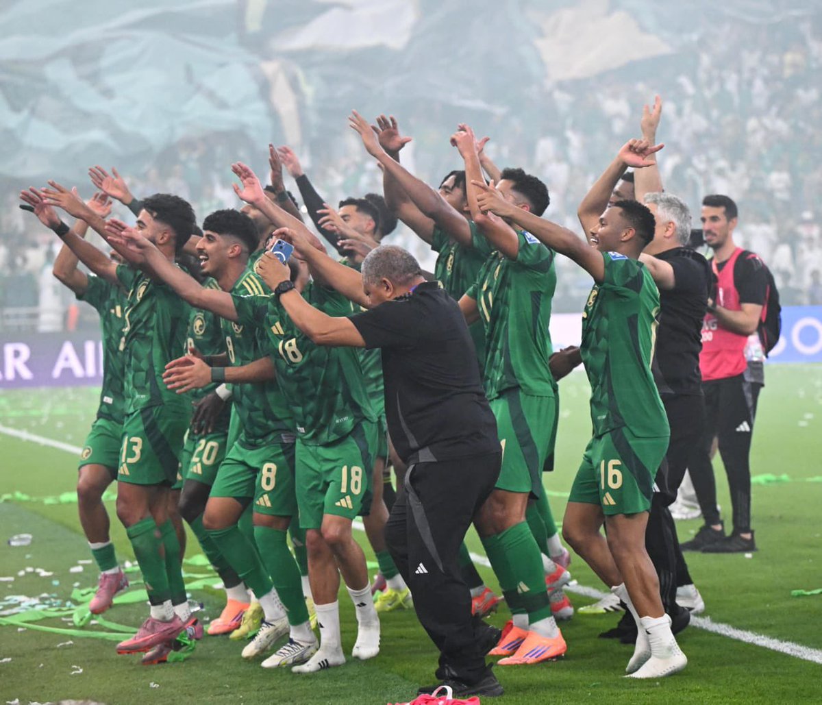 ليلة فرح ..

الوطن يحتفل، والمجد يبتسم، والعالم يشهد.

-