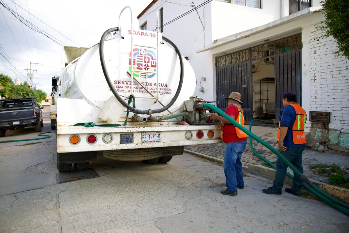 #TrabajamosParaTi | Por trabajos en la infraestructura hidráulica, garantizamos el abasto del vital líquido a través de camiones cisterna a las personas usuarias de la colonia Francisco I. Madero.

#Oaxaca #SOAPA