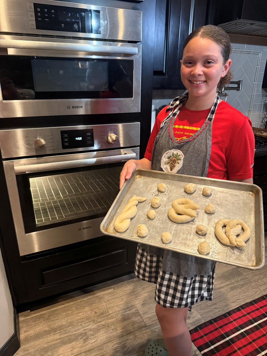 GarySiniseFound's tweet photo. Across the country, our families of fallen heroes rolled up their sleeves and got creative in their own kitchens during a virtual pretzel-making class. 🥨

From learning to knead dough to mastering the perfect twist, each family added their own flavor and creativity to the experience. 

Even miles apart, these families continue to remind us that connection and community can be found anywhere.