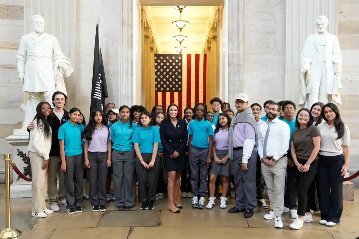 When <a href="/AOC/">Alexandria Ocasio-Cortez</a> gave <a href="/zetaschools/">Zeta Charter Schools</a> Bronx charter students a Capitol tour during the shutdown, she didn’t see politics – she saw kids🙌
That’s the leadership NYC needs from our next mayor. Check out <a href="/StudentsFirstNY/">StudentsFirstNY</a>’s Crystal McQueen-Taylor op-ed in <a href="/amNewYork/">amNewYork™</a> bit.ly/3J5Imuc
