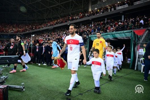 DerinNla's tweet photo. 🇹🇷🇵🇸 Türkiye-Gürcistan maçı öncesindeki seremonide Filistinli çocuklar, futbolcularla birlikte sahada yer aldı.

#BizimÇocuklar https://t.co/qYDgVrY6NR