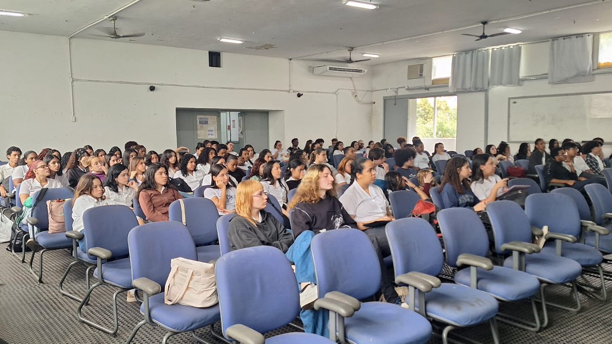 CEIAAOficial's tweet photo. Aconteceu em 24 de setembro: estudantes do 3° ano do Curso Normal participaram do Aulão de Redação para o ENEM, no CEIAA. O evento contou com a participação do ex-estudante Yan, o qual forneceu orientações e dicas para a elaboração da prova.
Professora responsável: Rita Braga. https://t.co/huYoVqa90a