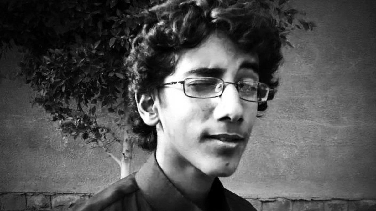 🔴 Henüz 16 yaşındayken ABD drone’ları tarafından Yemen’de vurulan Abdurrahman el Evlaki’nin ölümünün üzerinden tam 14 yıl geçti.

Obama’nın onayıyla gerçekleştirilen saldırı, babası Enver el Evlaki’nin öldürülmesinden sadece iki hafta sonra yaşandı.

Abdurrahman, saldırı anında